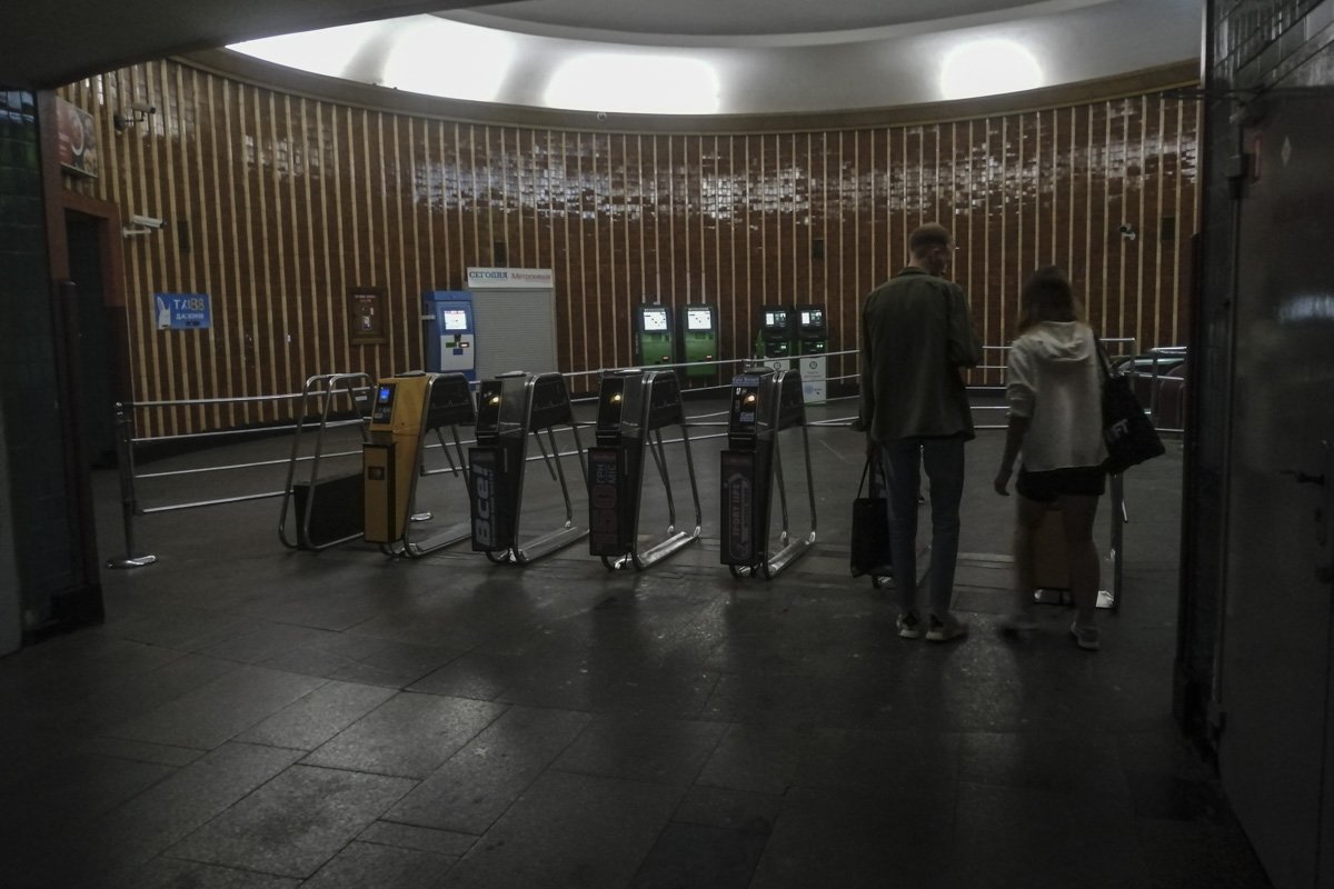 На станции планировали заменить двери и разделительные барьеры