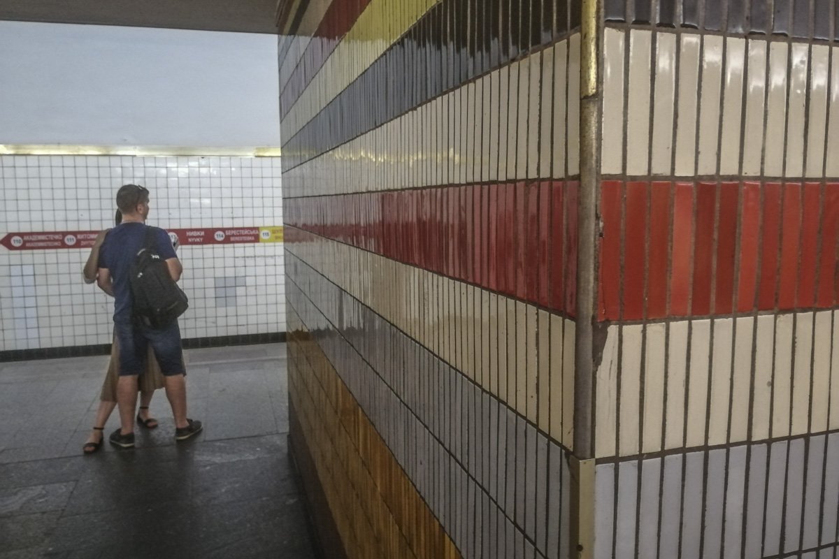 Видно, что на станции активно откалывается кафель