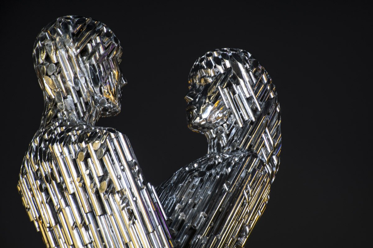 Арт-объект выглядит как два обращенных друг к другу силуэта