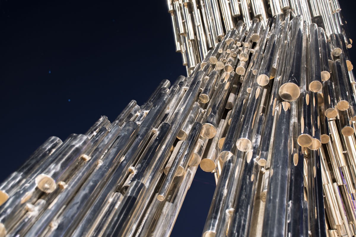 Новая достопримечательность столицы выполнена из полированных прутов и труб из нержавеющей стали