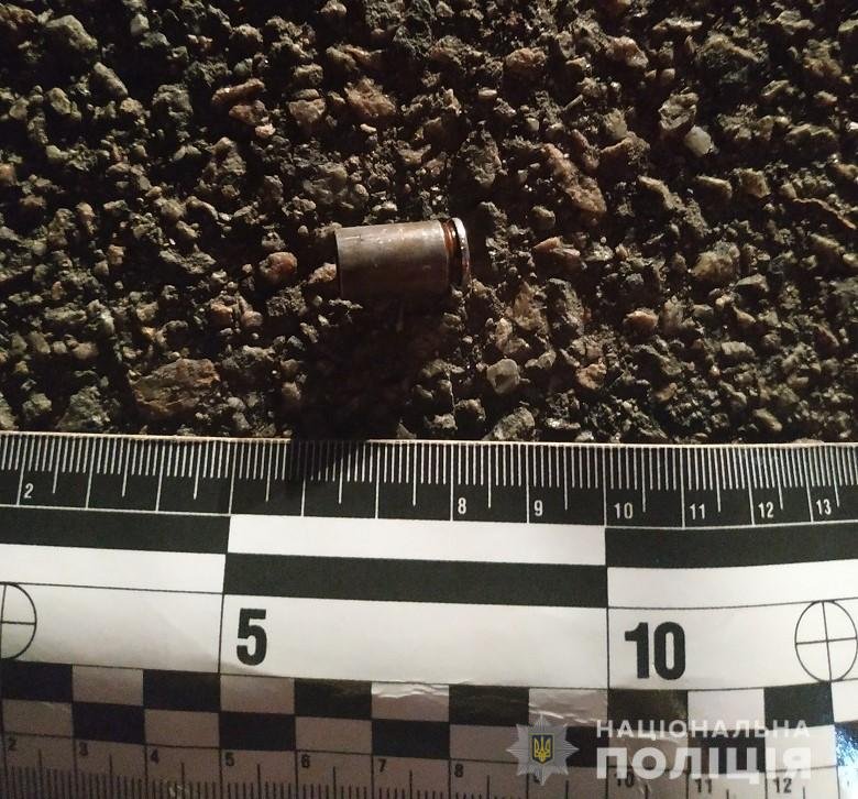 Неизвестные несколько раз выстрелили в мужчину-иностранца, забрали у него сумку с деньгами и скрылись на автомобиле