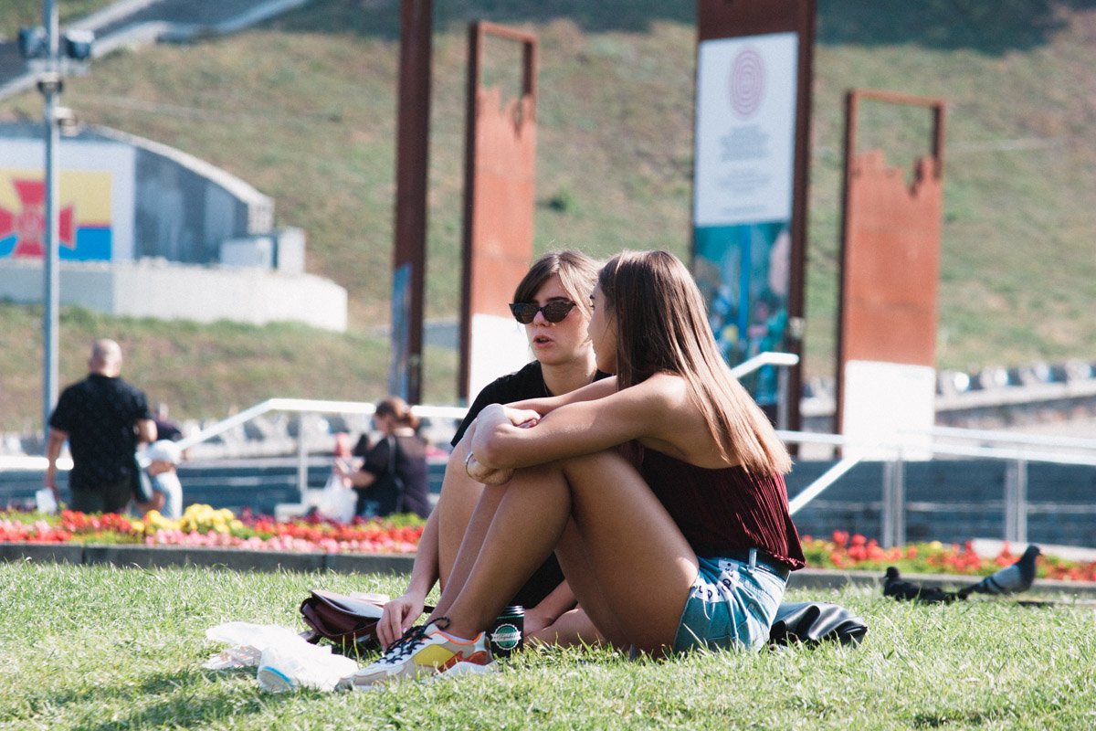 Выходной и посиделки на газоне с подругой - что может быть прекраснее? Выходной и посиделки на газоне с подругой - что может быть прекраснее?