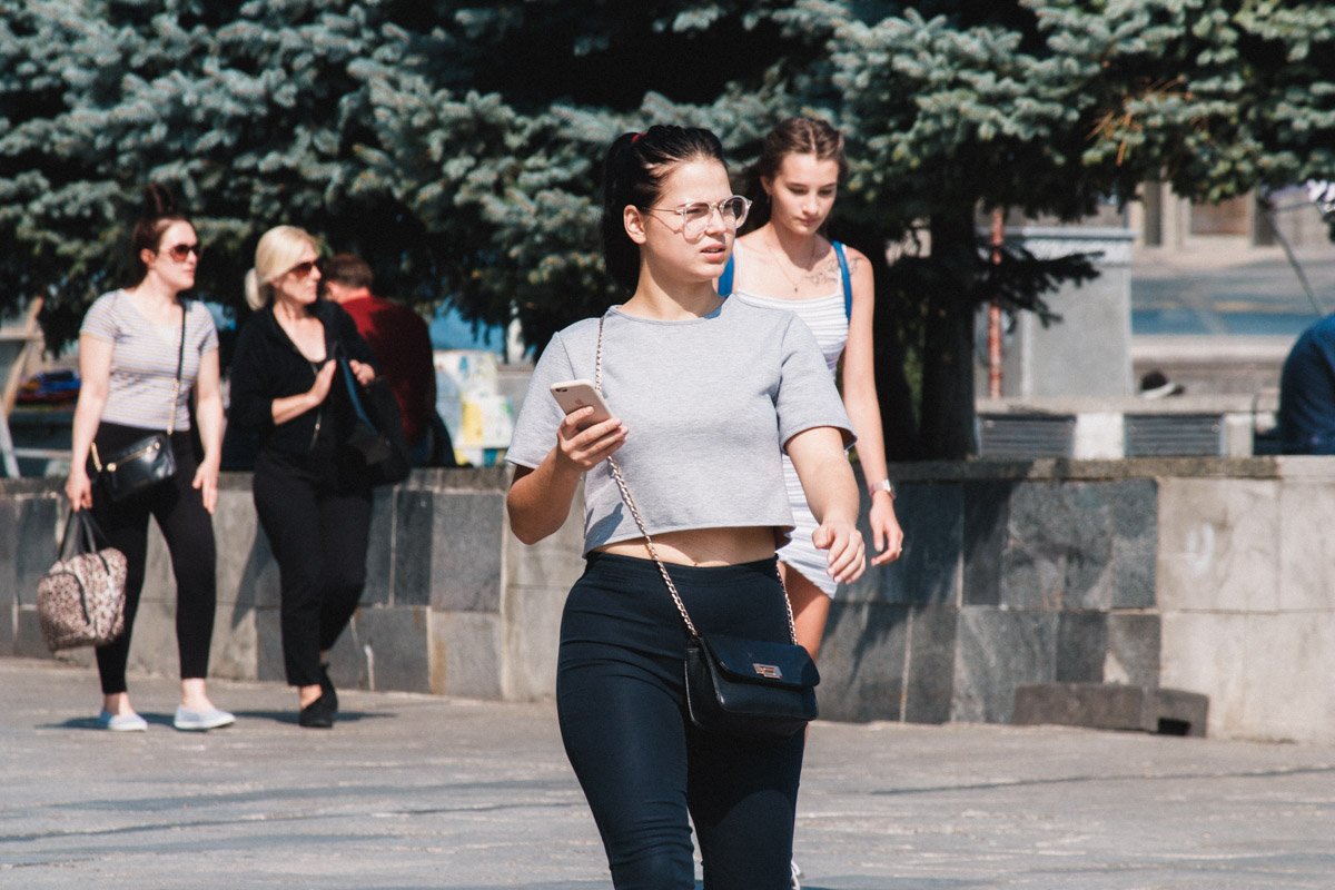 Ищет знакомых в толпе Ищет знакомых в толпе