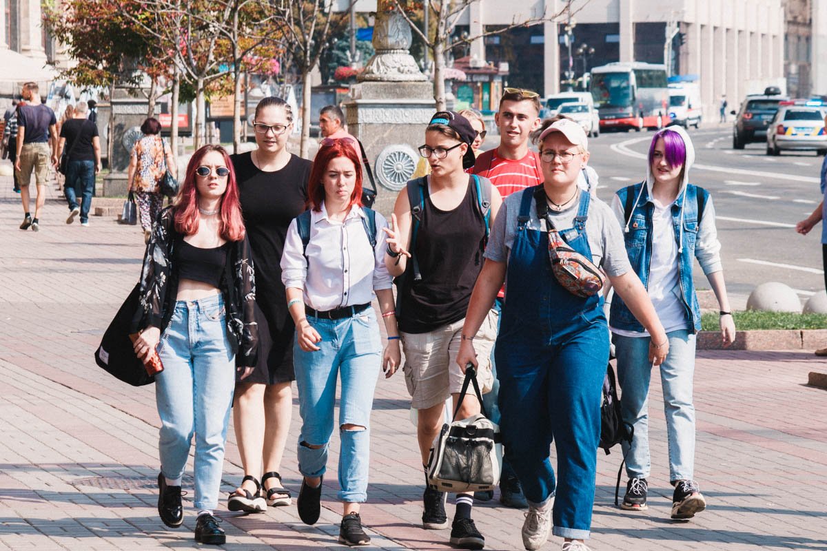 Есть предположения, куда спешат эти необычные ребята? Есть предположения, куда спешат эти необычные ребята?