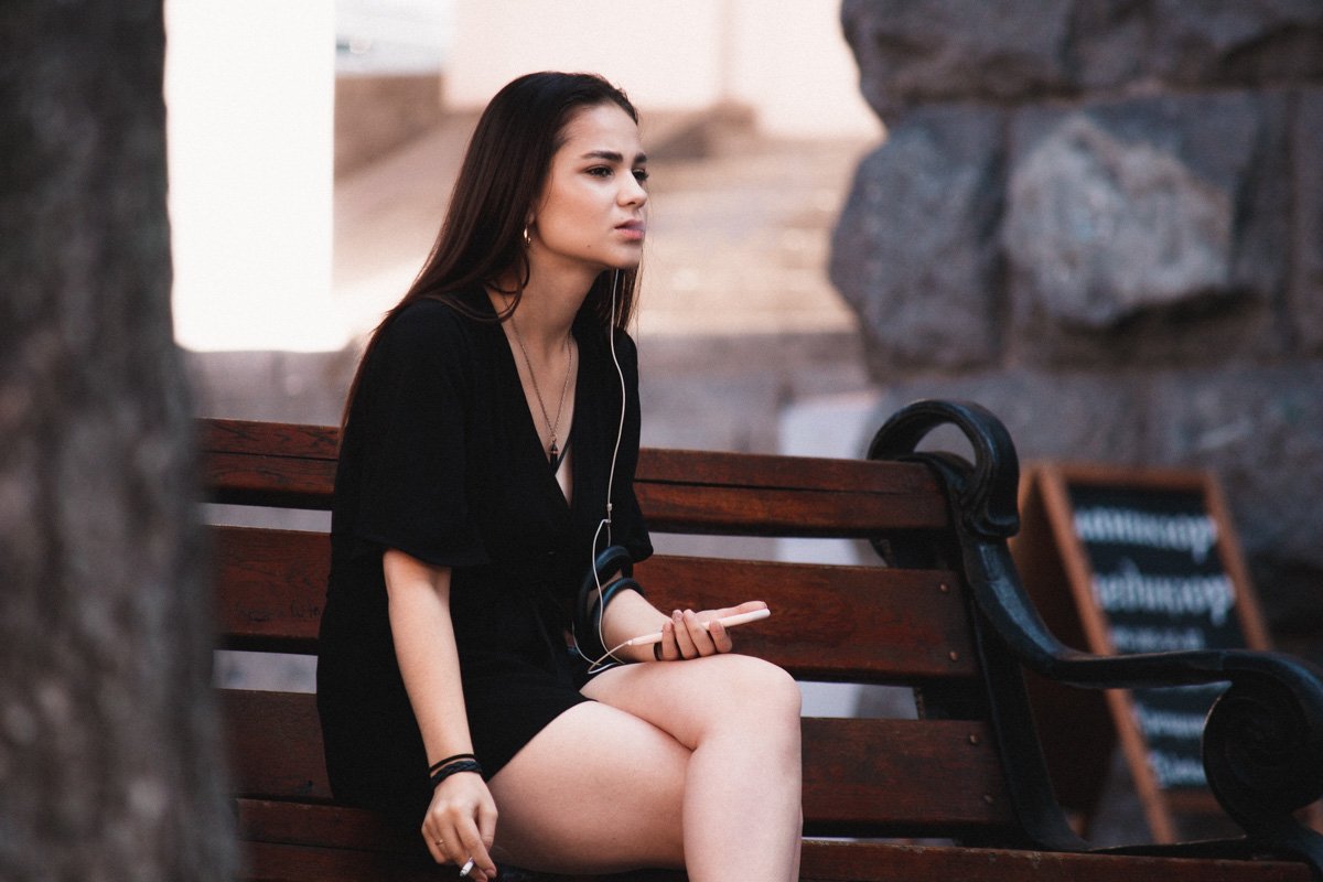 Задумчиво смотрит в завтрашний осенний день Задумчиво смотрит в завтрашний осенний день