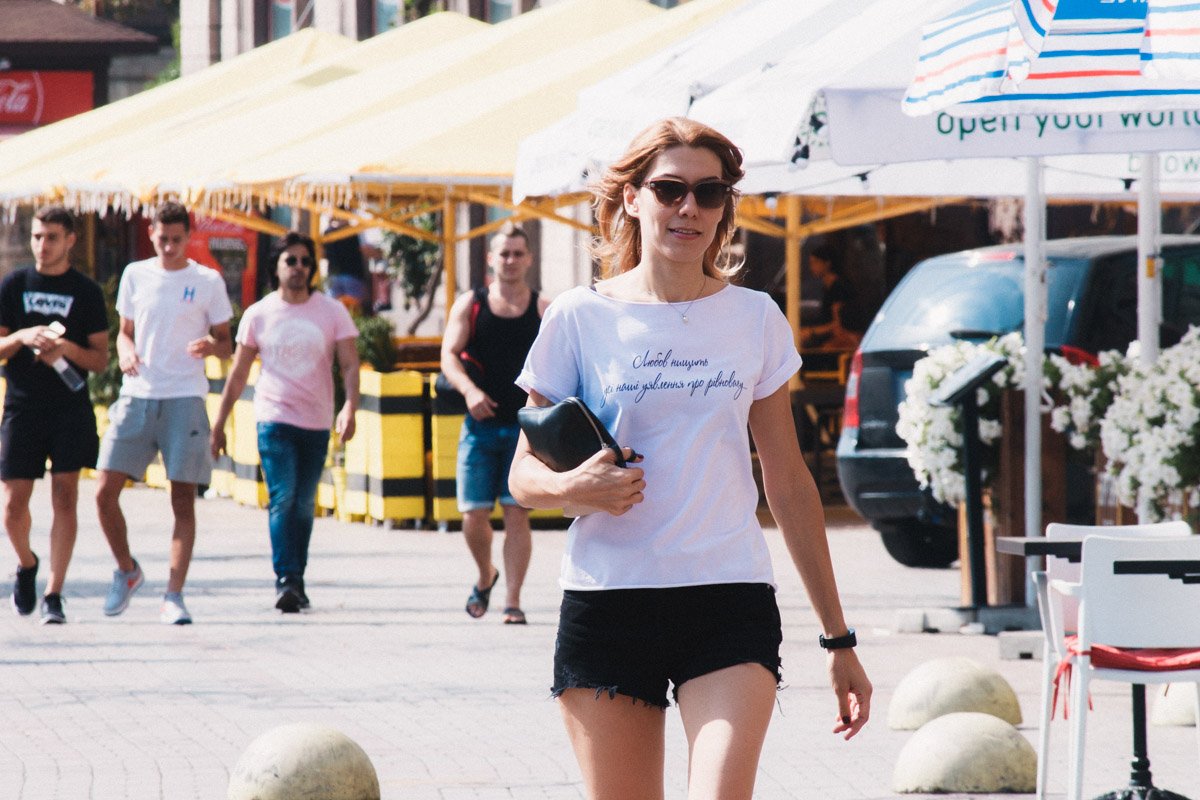 Убегает от преследований поклонников Убегает от преследований поклонников