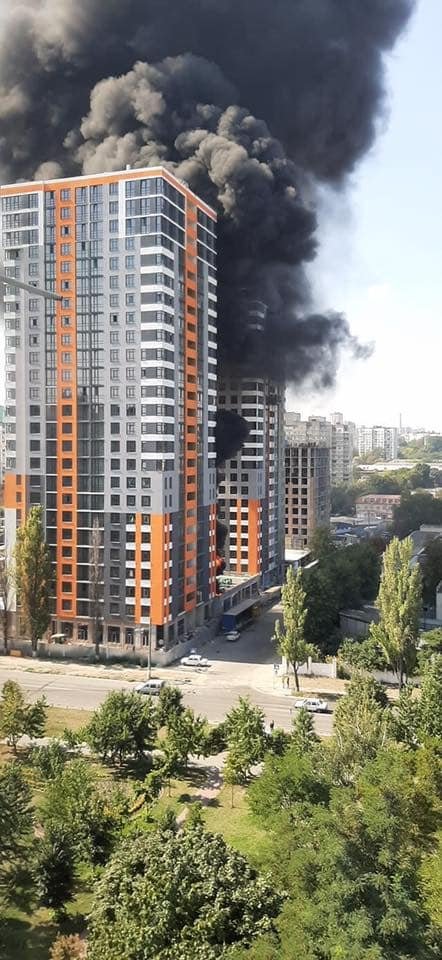 Густой черный дым окутал все в округе Густой черный дым окутал все в округе