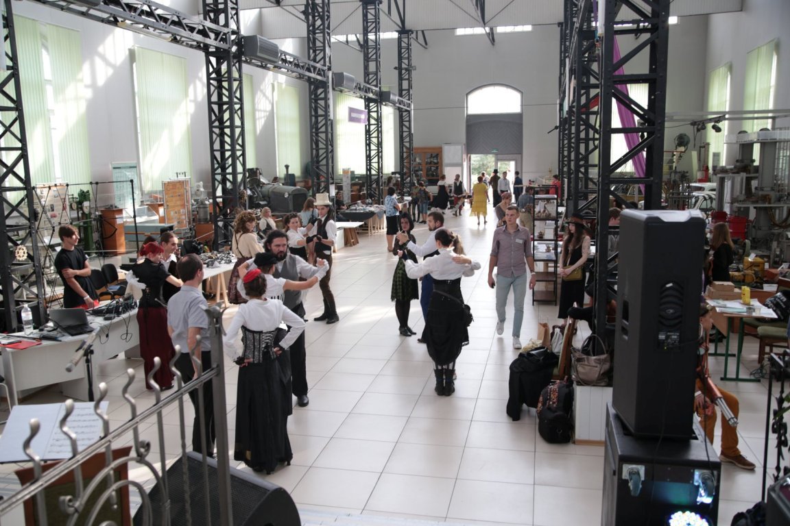 Вас ждет обучение танцам прошлых эпох Вас ждет обучение танцам прошлых эпох