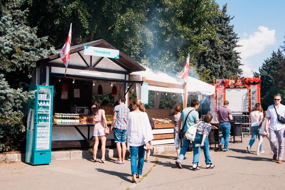 Запах шашлыка чувствуется даже через экран, правда? Запах шашлыка чувствуется даже через экран, правда?