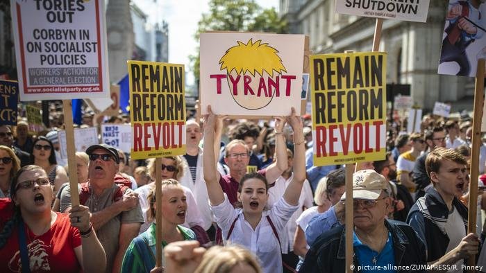 Тысячи британцев протестуют против решения Бориса Джонсона Тысячи британцев протестуют против решения Бориса Джонсона