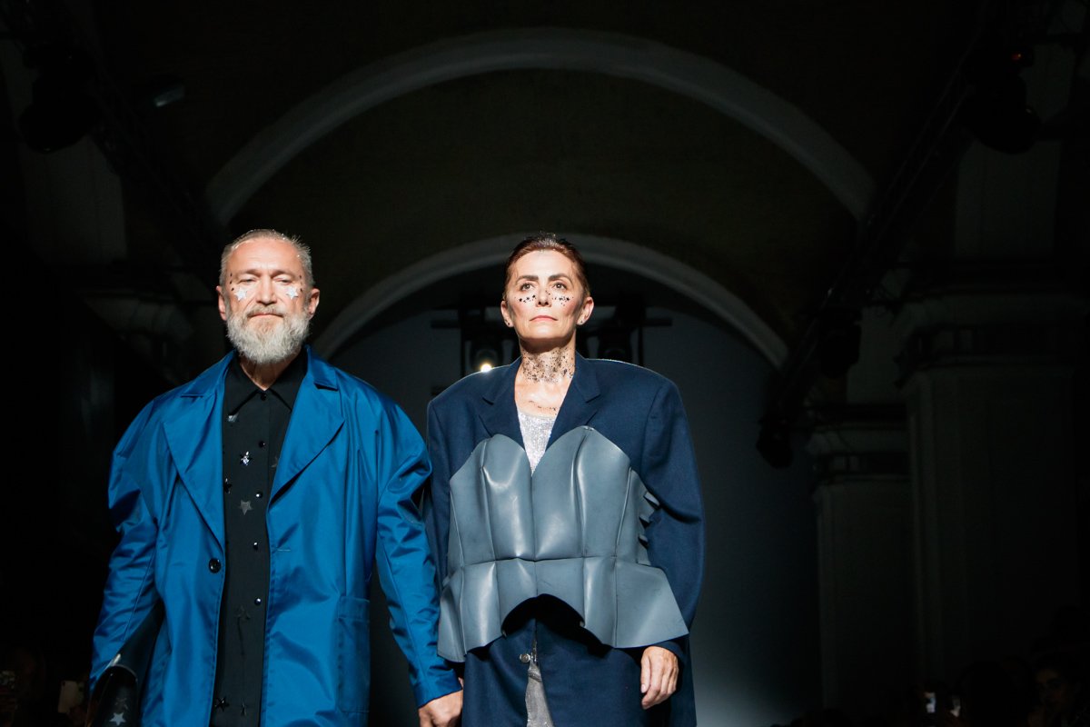 Гармоничные образы моделей дополняли блестки на лицах