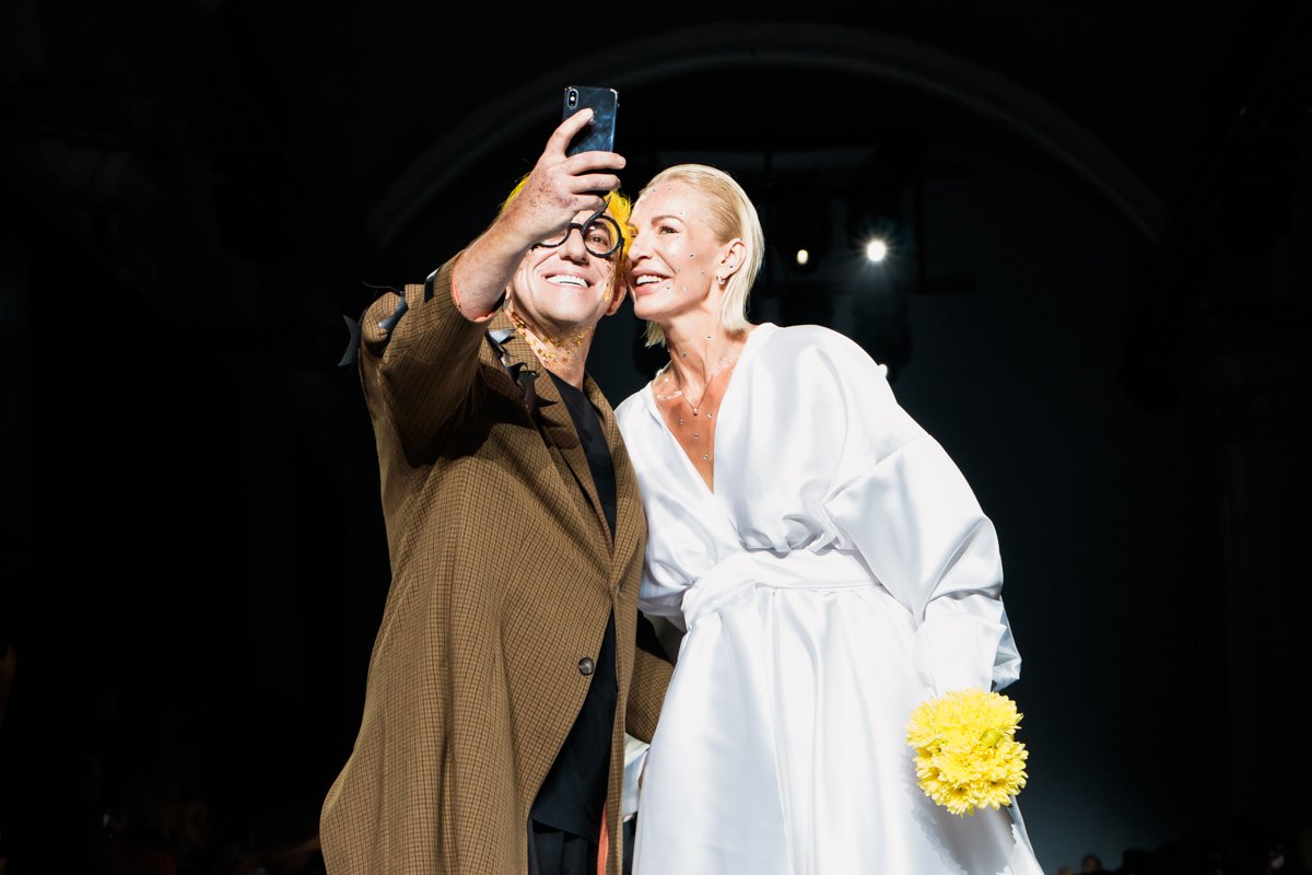 Гарик Корогодский сделал селфи со своей прекрасной спутницей 