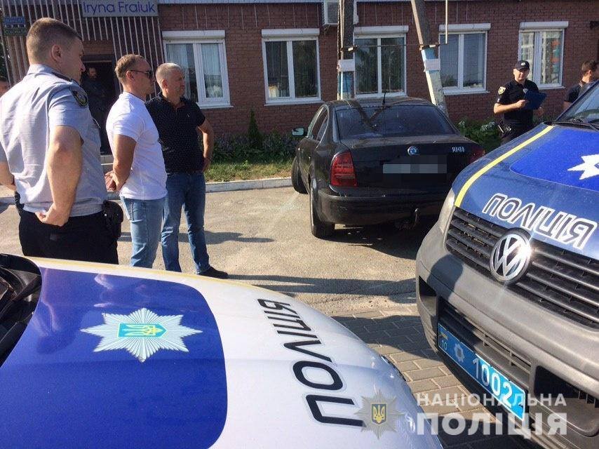Под Киевом в селе Петропавловская Борщаговка в авто с огнестрелом нашли тело мужчины