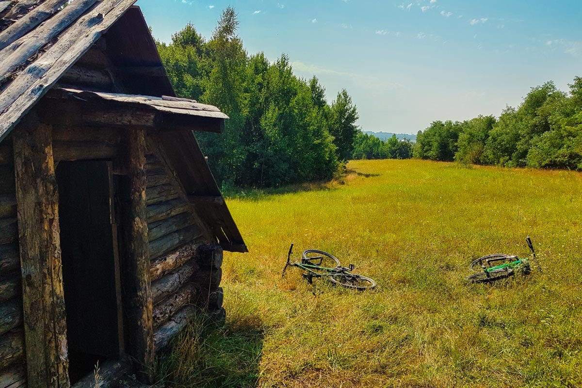 Побывать в домиках, которые "спрятаны" в тихой глуши, в которых никого нет Побывать в домиках, которые "спрятаны" в тихой глуши, в которых никого нет
