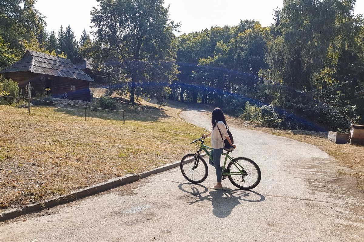 Если вам удастся найти домик бедного скрипача "Хата бухня", вас там встретит "хозяйка", которая расскажет много интересного Если вам удастся найти домик бедного скрипача "Хата бухня", вас там встретит "хозяйка", которая расскажет много интересного