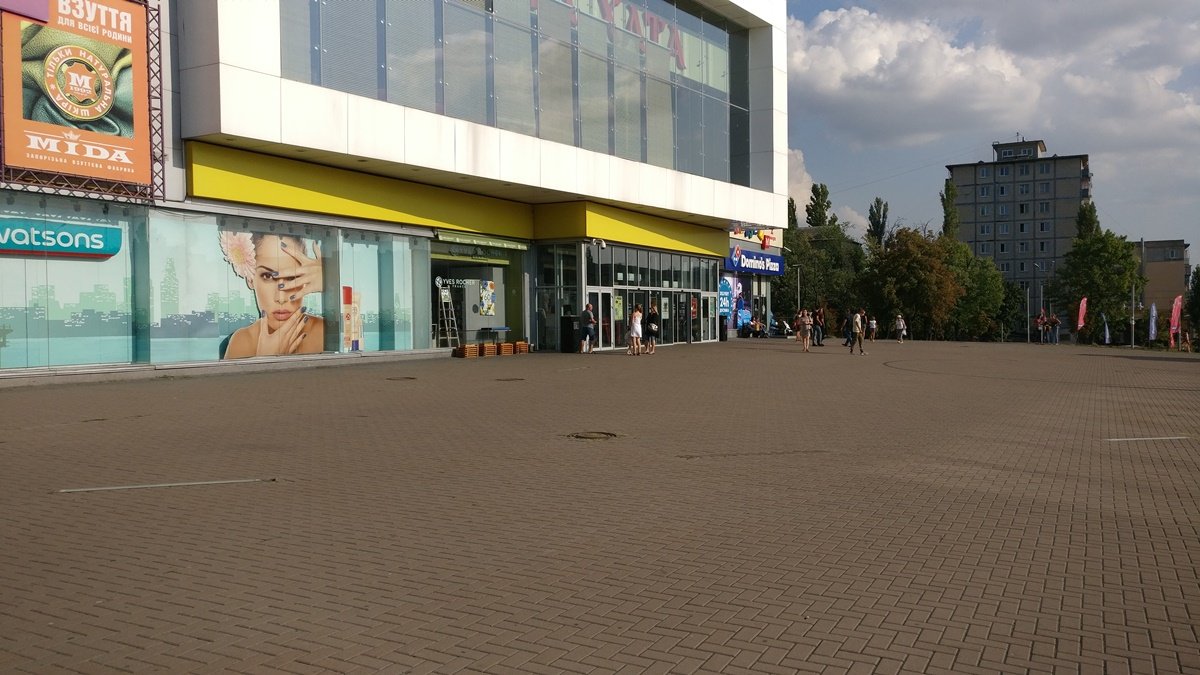 Здание закрыли на вход и выход и уже эвакуировали людей