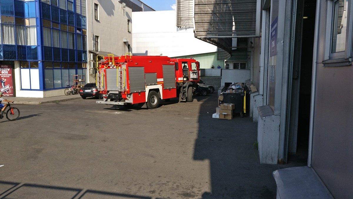 На месте дежурят спасатели и ожидают приезда взрывотехников 