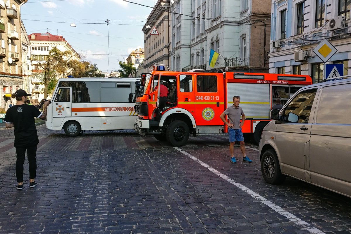 На месте спасатели ГСЧС, Киевводоканал и Киевэнерго