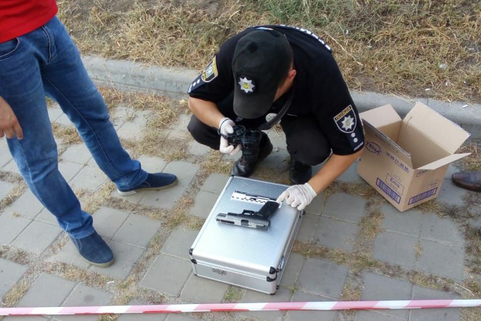 Пистолет, которым злоумышленник угрожал правоохранителям Пистолет, которым злоумышленник угрожал правоохранителям