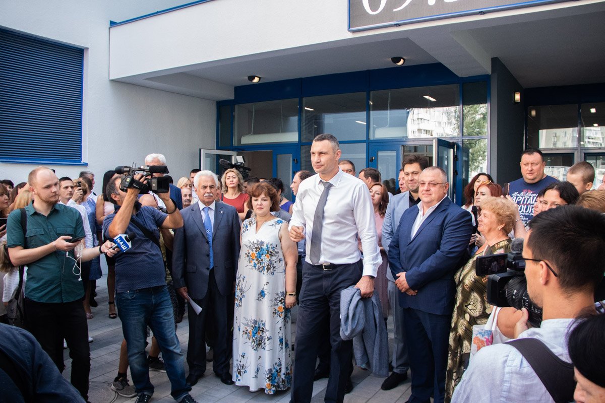 В понедельник, 2 сентября, в Дарницком районе Киева открыли "умную" школу