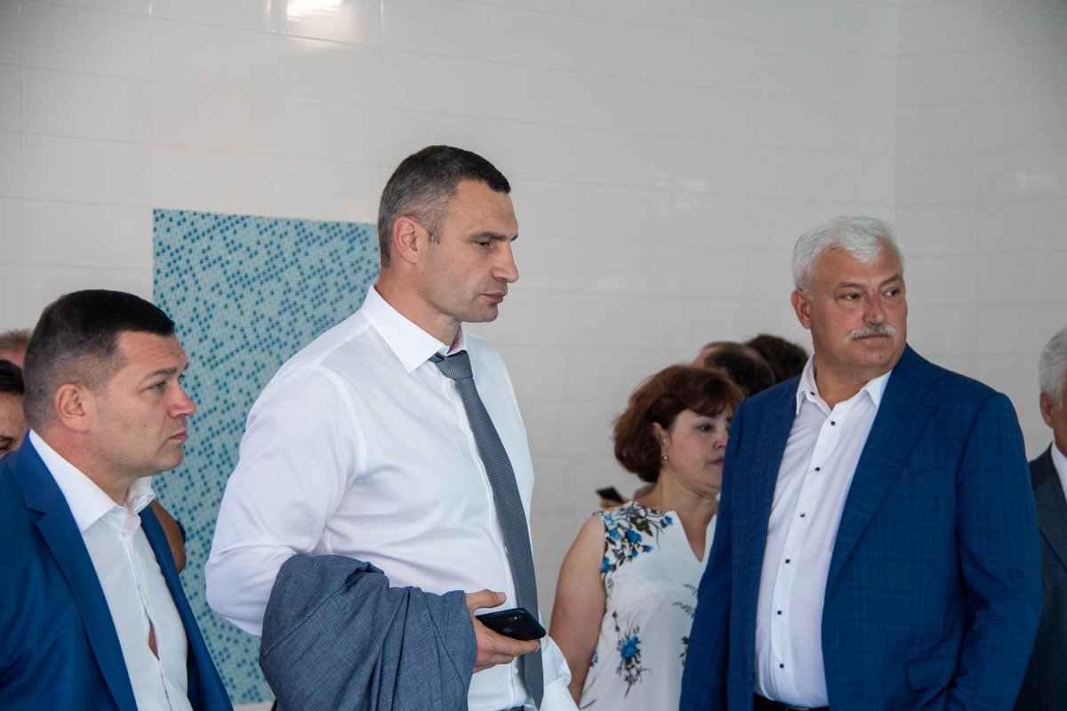 Виталий Кличко лично провел ревизию нескольких классов, столовой и спортивных зон