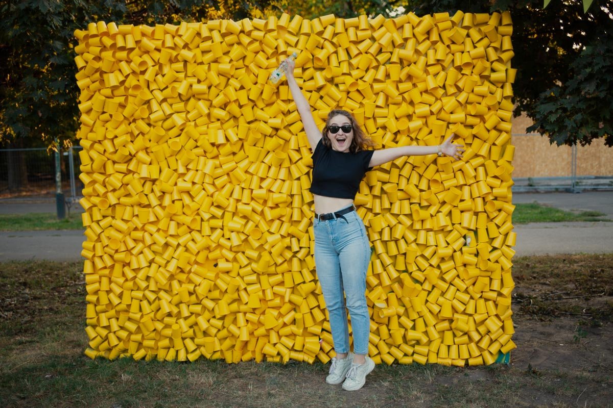 Яркая фотозона из стаканчиков стала одной из самых популярных локаций Яркая фотозона из стаканчиков стала одной из самых популярных локаций