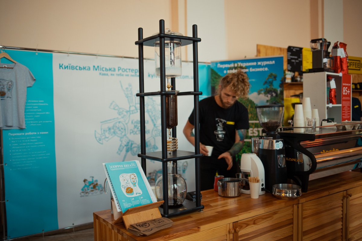 Каждая кофейня привлекала внимание гостей по-своему Каждая кофейня привлекала внимание гостей по-своему