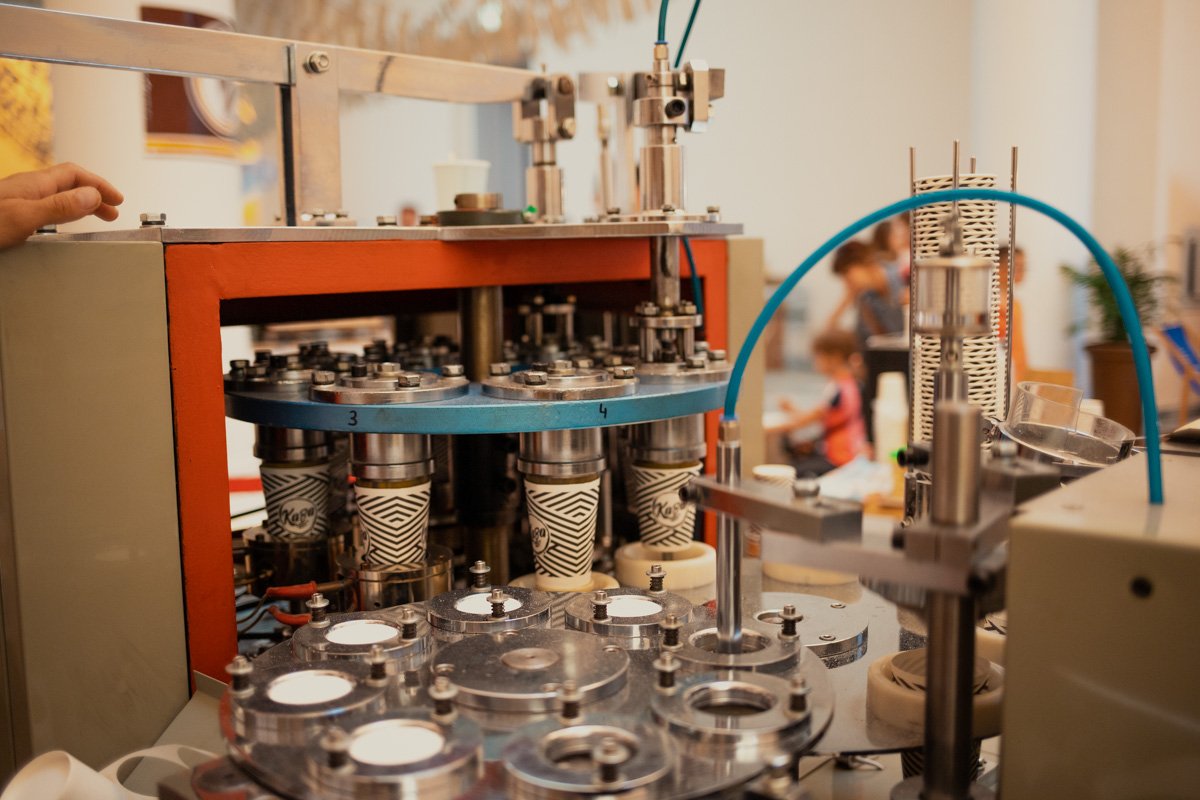 А это аппарат, который собирает бумажные стаканчики А это аппарат, который собирает бумажные стаканчики