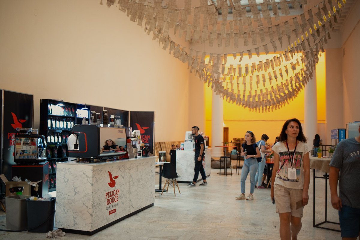 Первый павильон украсили красивым гирляндами из мешковины Первый павильон украсили красивым гирляндами из мешковины