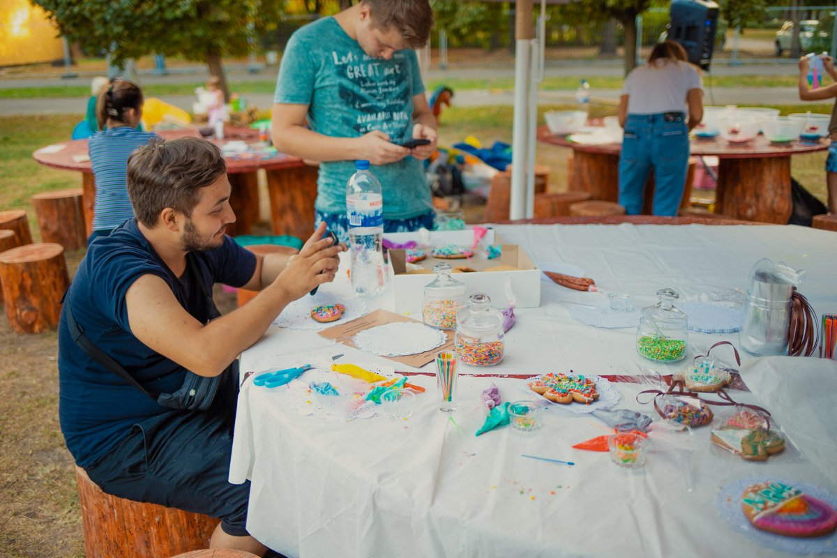 В детских зонах активностей учили украшать сладости В детских зонах активностей учили украшать сладости