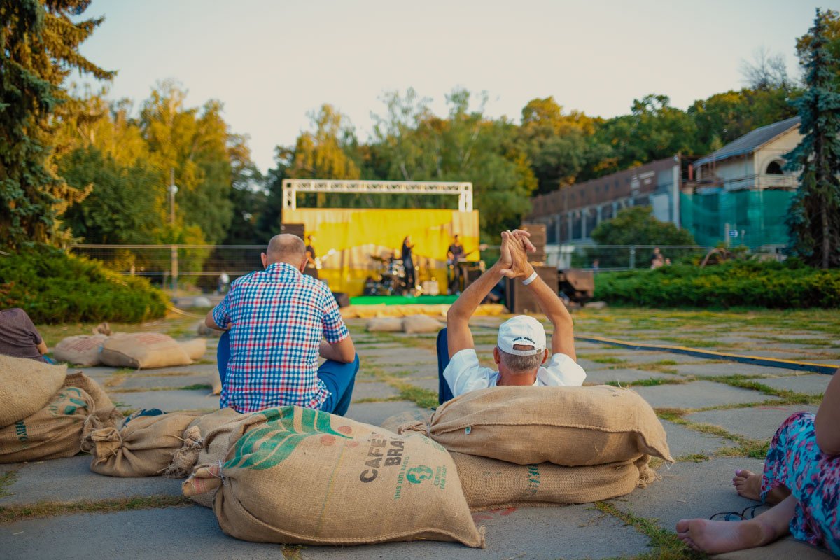 Во внутреннем дворике за павильоном установлена сцена Во внутреннем дворике за павильоном установлена сцена