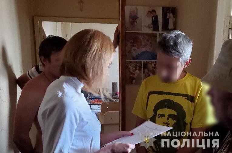 Под Киевом 40-летний мужчина снимал и распространял порно со своими маленькими детьми