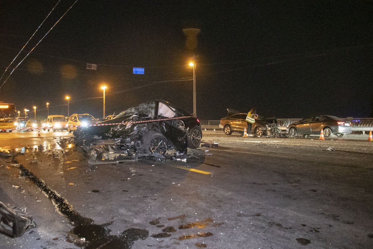 В Киеве на мосту Патона на большой скорости столкнулись Audi и Volkswagen