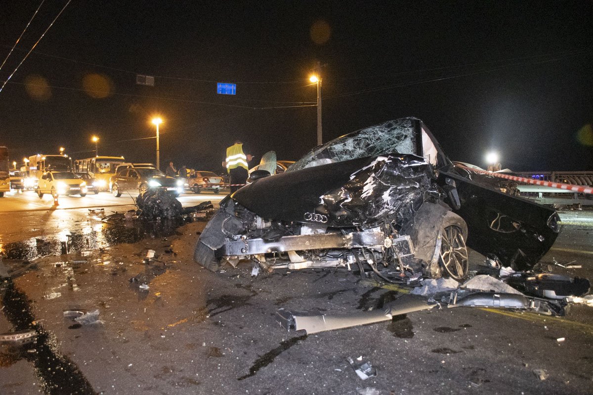 Машины столкнулись лоб в лоб 