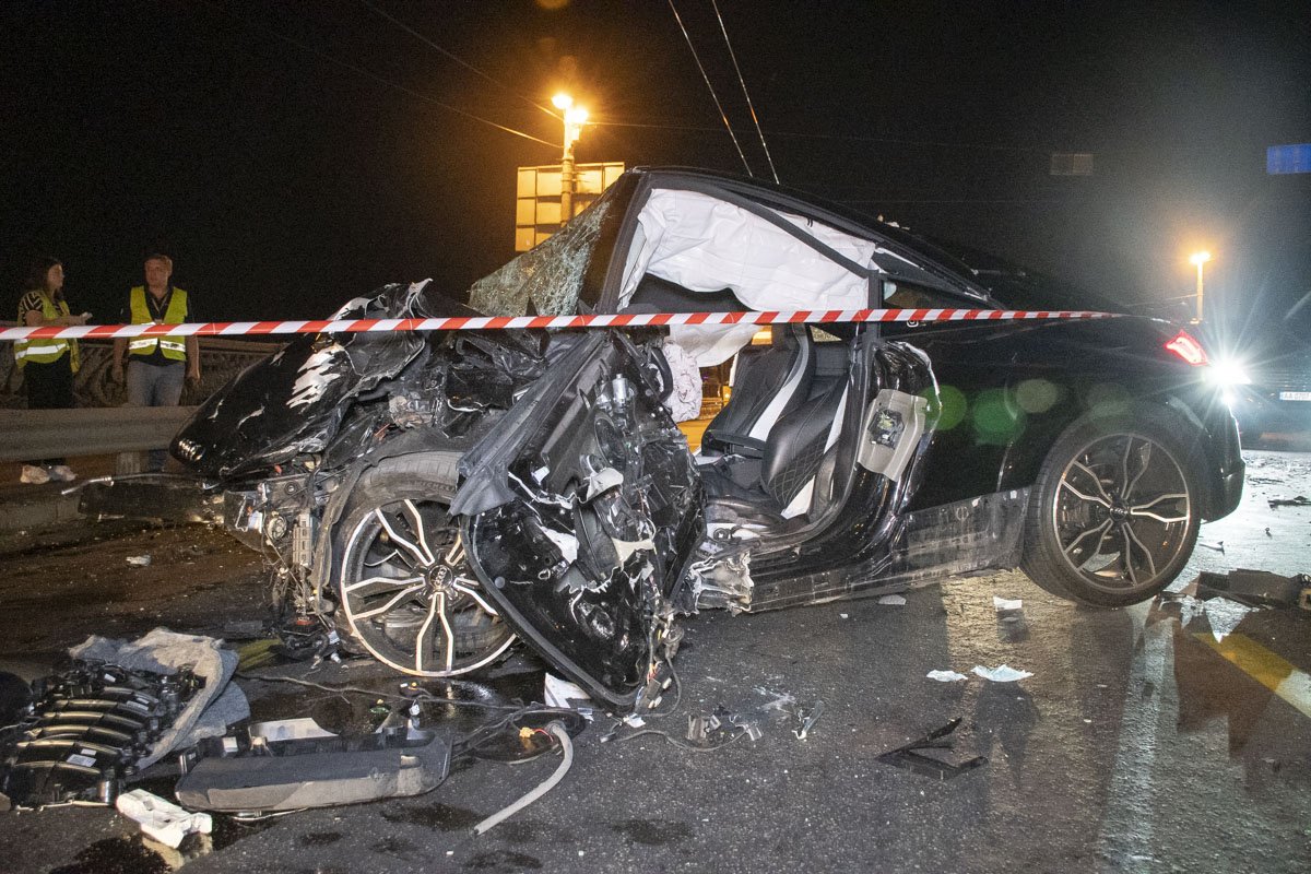 Предварительно, Audi принадлежит парню, который любит ездить на скорости по Киеву 