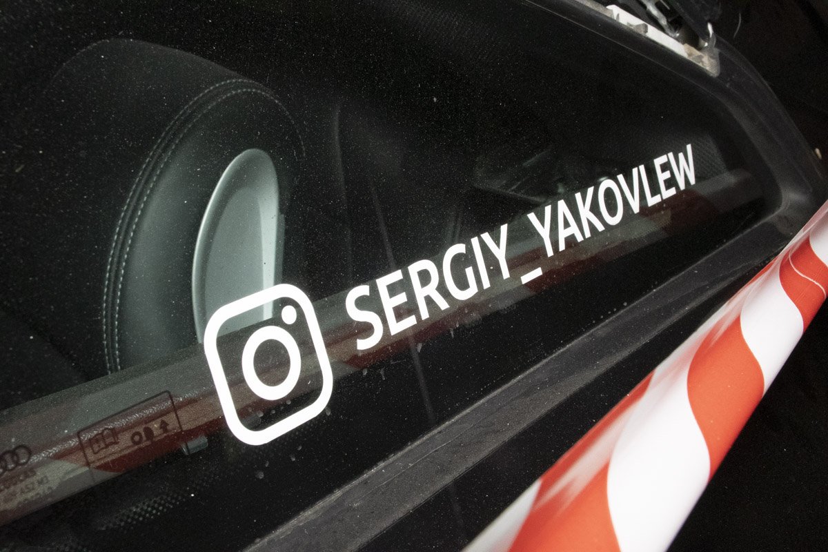 На стеклах Audi наклеена реклама страницы в Instagram