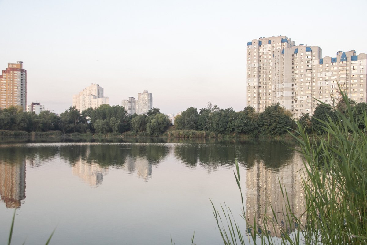 Пока что территория вокруг озера выглядит нетронутой - до старта работ еще далеко Пока что территория вокруг озера выглядит нетронутой - до старта работ еще далеко