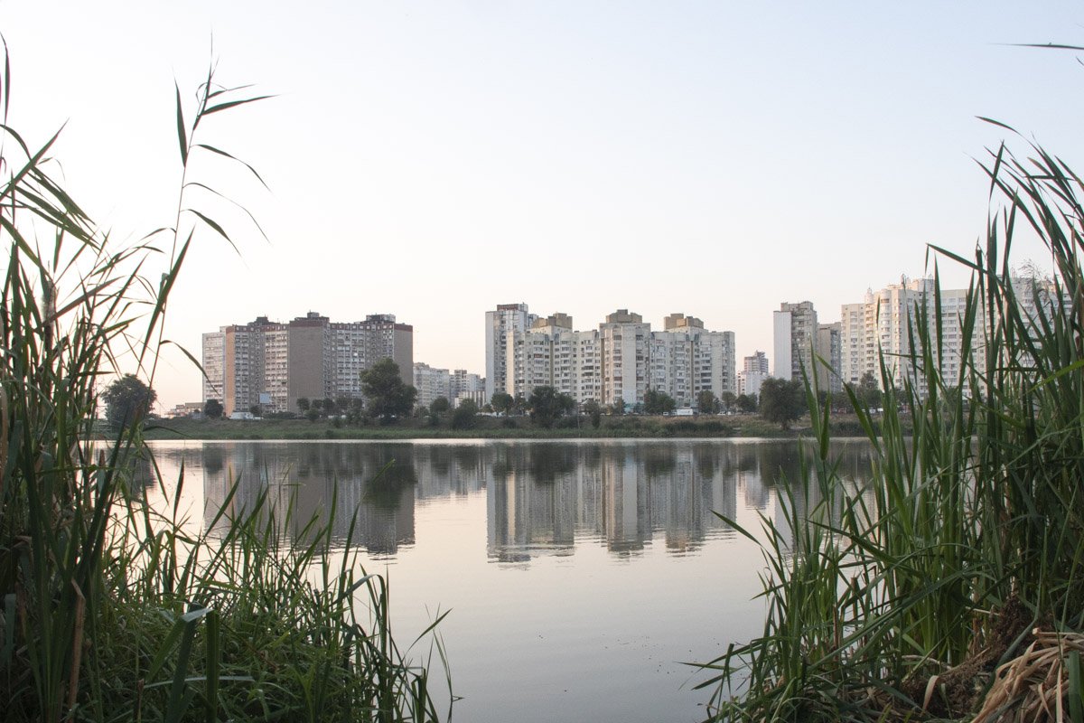 Да и в целом - такая близость природы к застройке и можно считать отличительной чертой Киева как мегаполиса Да и в целом - такая близость природы к застройке и можно считать отличительной чертой Киева как мегаполиса