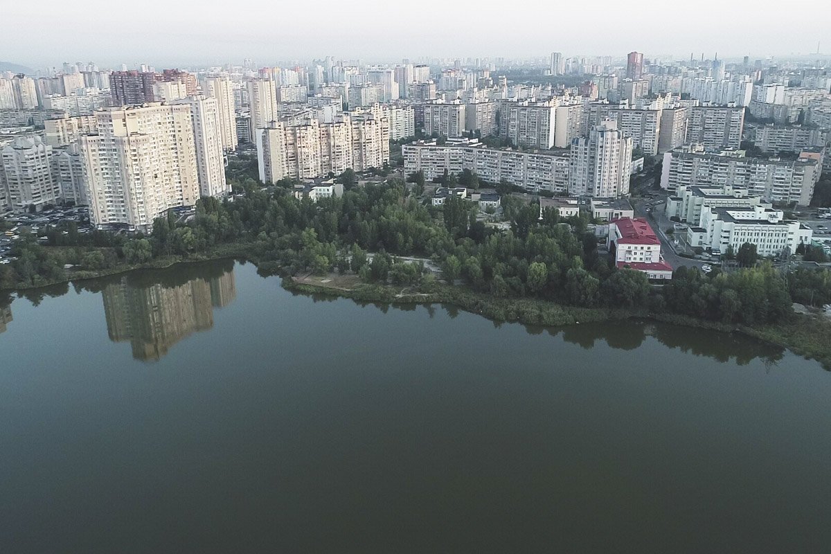 Пока же Лебединое озеро выглядит вот так - и мы советуем запомнить его "дикие" берега Пока же Лебединое озеро выглядит вот так - и мы советуем запомнить его "дикие" берега