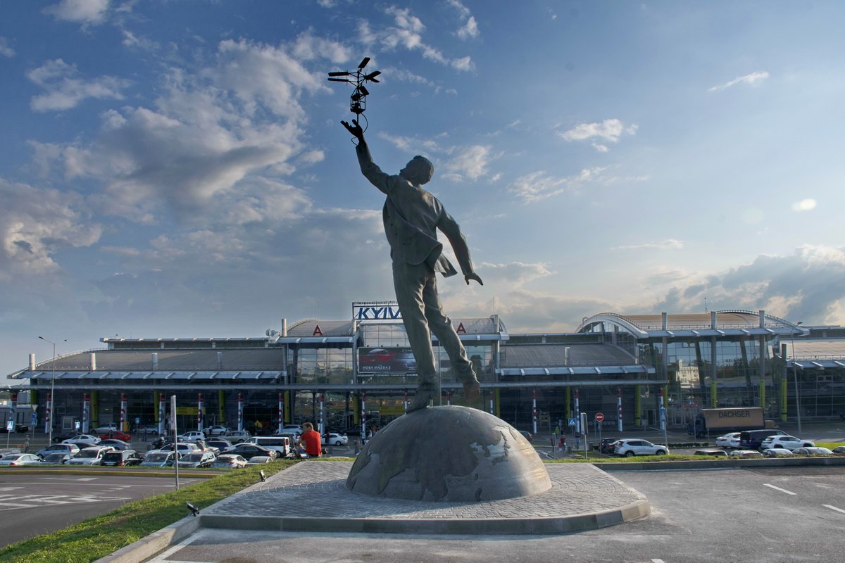 Место появления постамента выдающемуся авиаконструктору неслучайно - ведь именно этот аэропорт носит имя Игоря Ивановича Место появления постамента выдающемуся авиаконструктору неслучайно - ведь именно этот аэропорт носит имя Игоря Ивановича