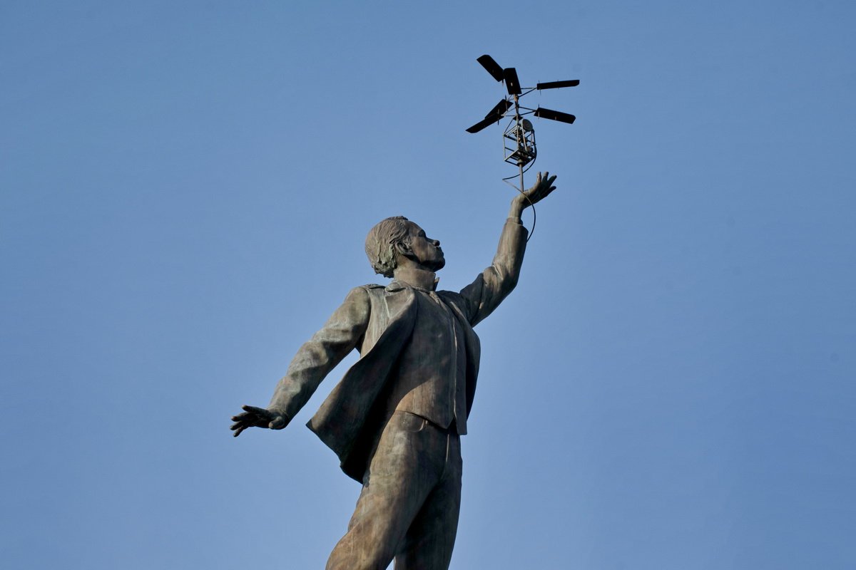 В руках Сикорский держит свое главное творение - вертолет В руках Сикорский держит свое главное творение - вертолет