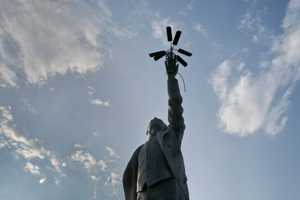 Правда, Игорь Иванович прославился как творец одновинтового вертолета, а в руке памятника двухвинтовой... но это уже мелочи Правда, Игорь Иванович прославился как творец одновинтового вертолета, а в руке памятника двухвинтовой... но это уже мелочи