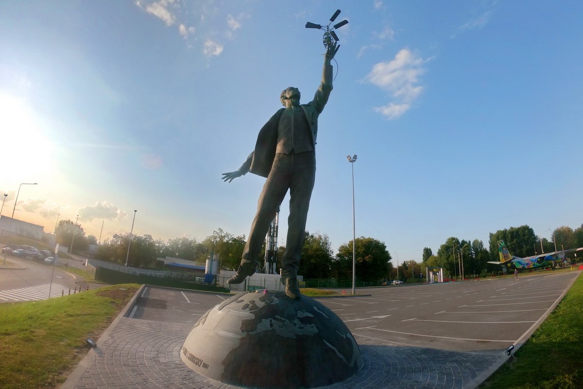 Сам же памятник словно готов оторваться от земли, и соприкасается с основой лишь одной точкой Сам же памятник словно готов оторваться от земли, и соприкасается с основой лишь одной точкой