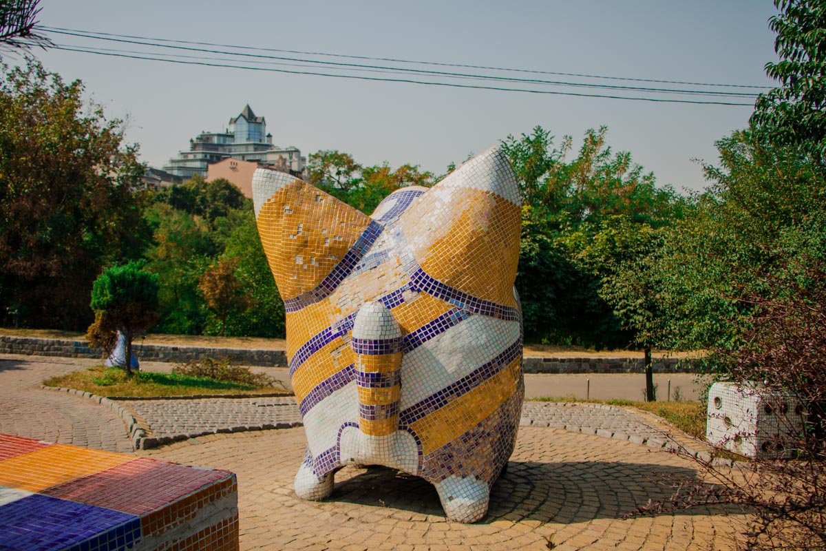 Именно отсюда открываются захватывающие виды на Подол и Днепр