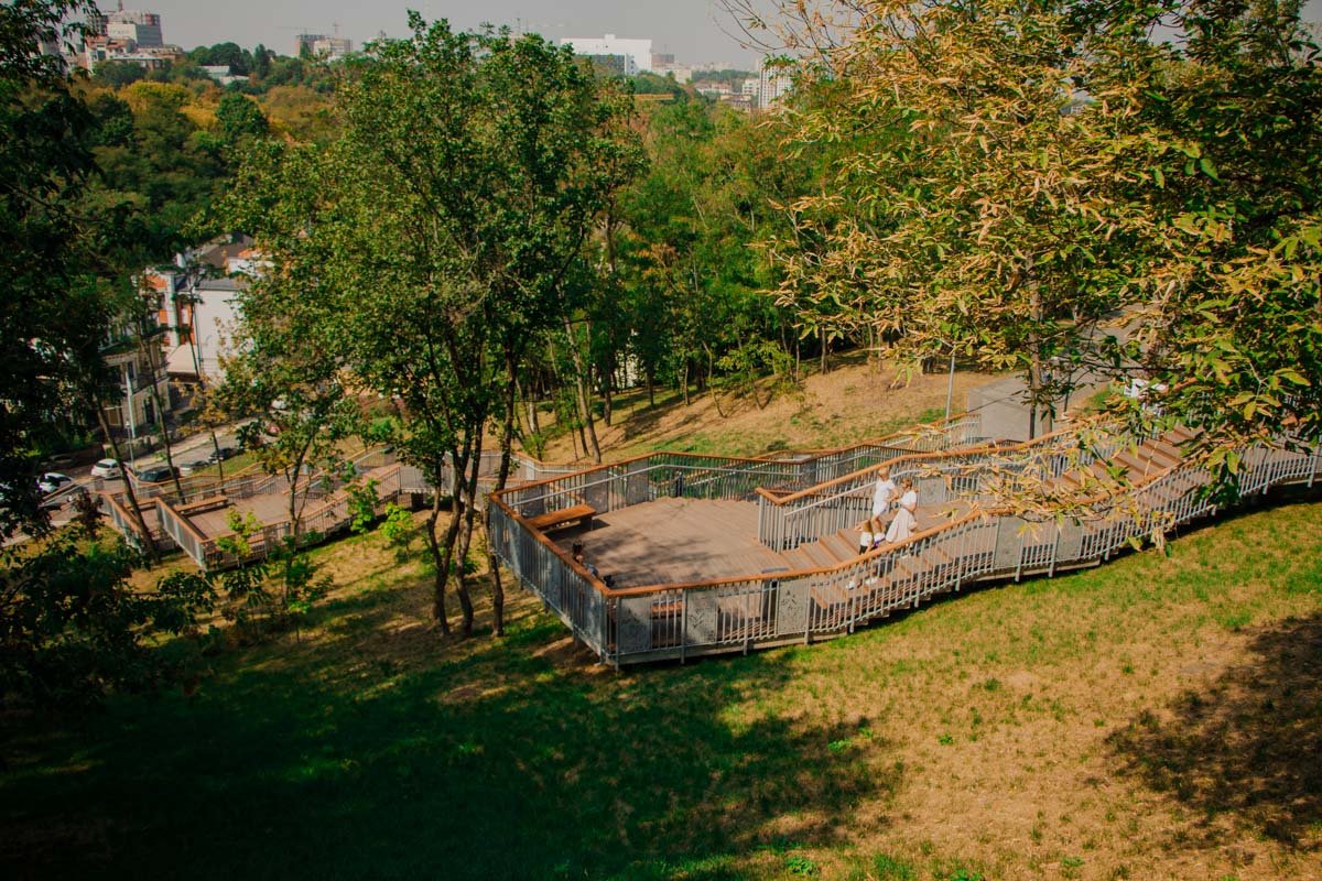 Некоторые участки аллеи, например лестница к урочищу Кожемяки, реконструировали отдельно