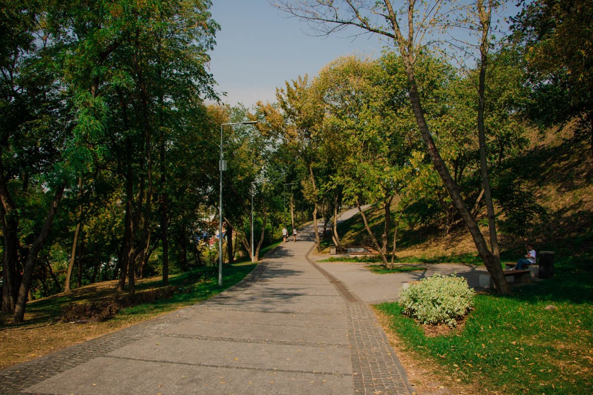 А другие участки и безо всякого ремонта выглядят прилично