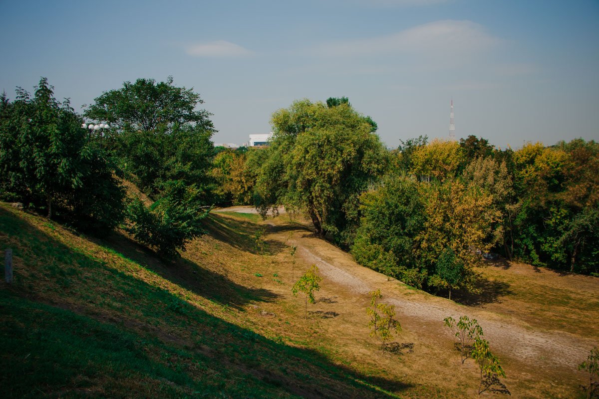 К тому же в ходе реконструкции вдоль аллеи должна будет появиться ландшафтная детская зона