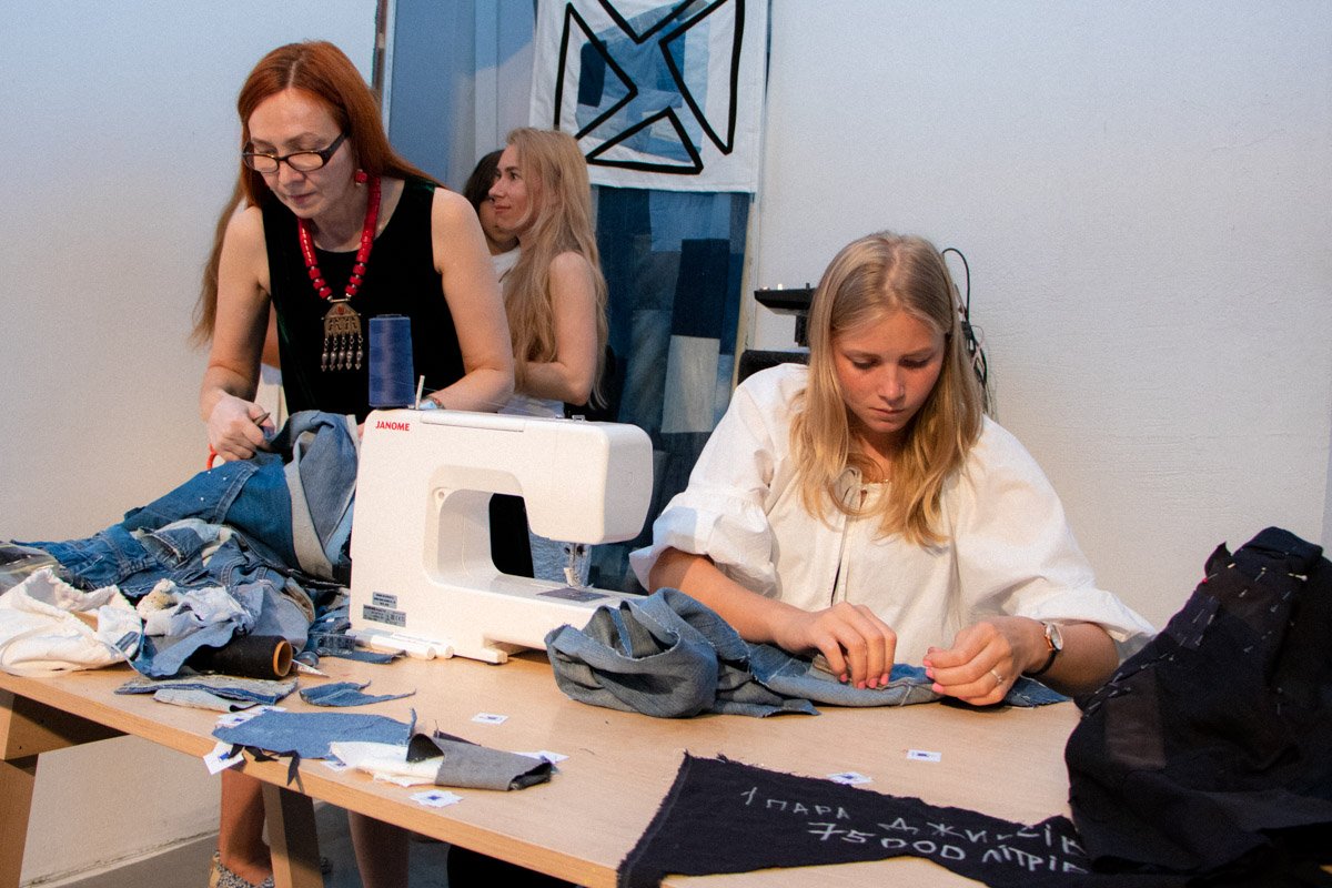 Девушки разбирают на лоскуты старую одежду