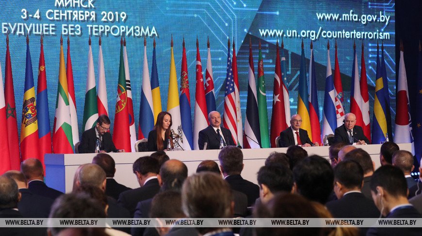 Лукашенко "наглухо" закрыл границу с Украиной Лукашенко "наглухо" закрыл границу с Украиной