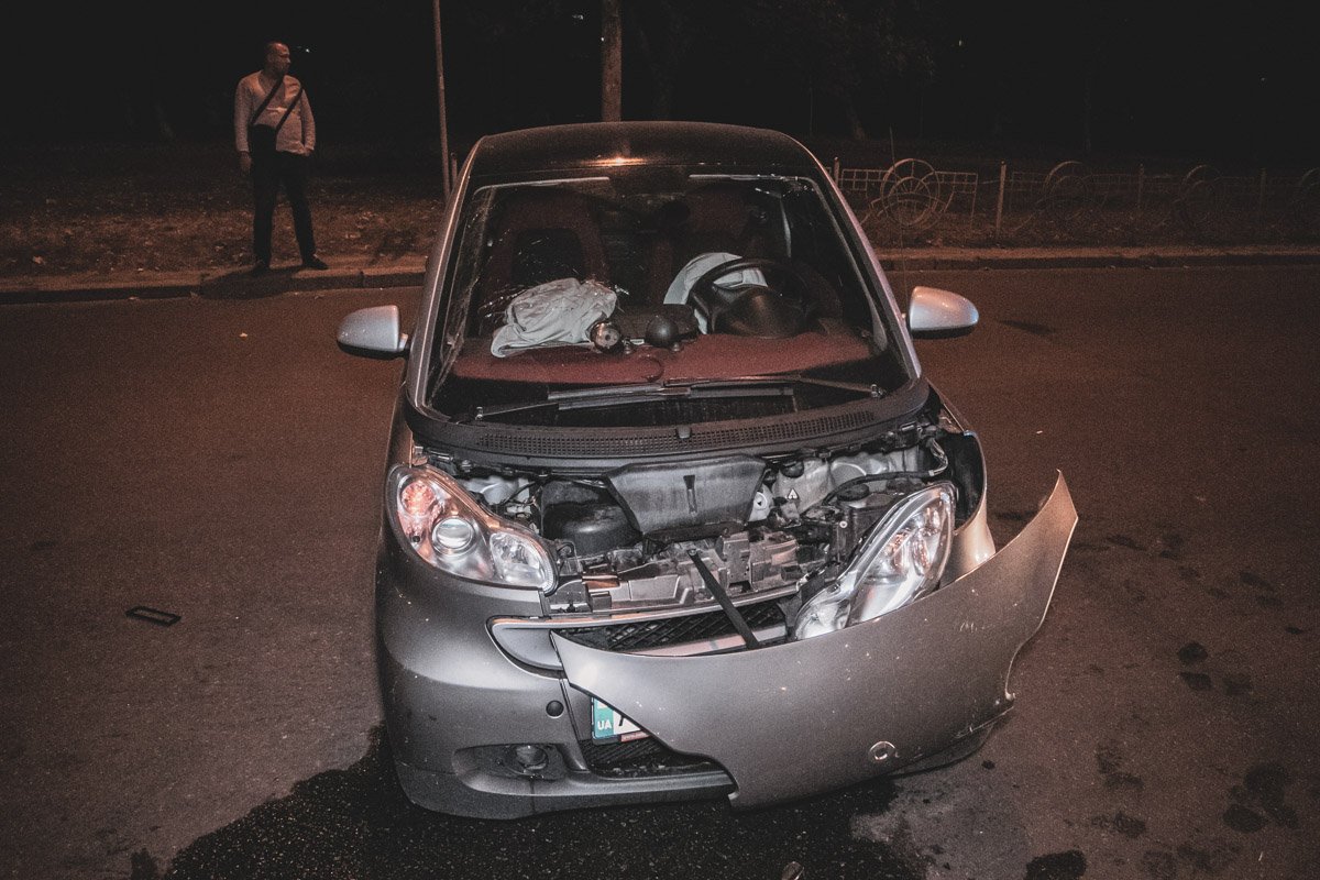 На улице Зои Гайдай произошла авария с участием автомобиля Smart и неизвестной машины